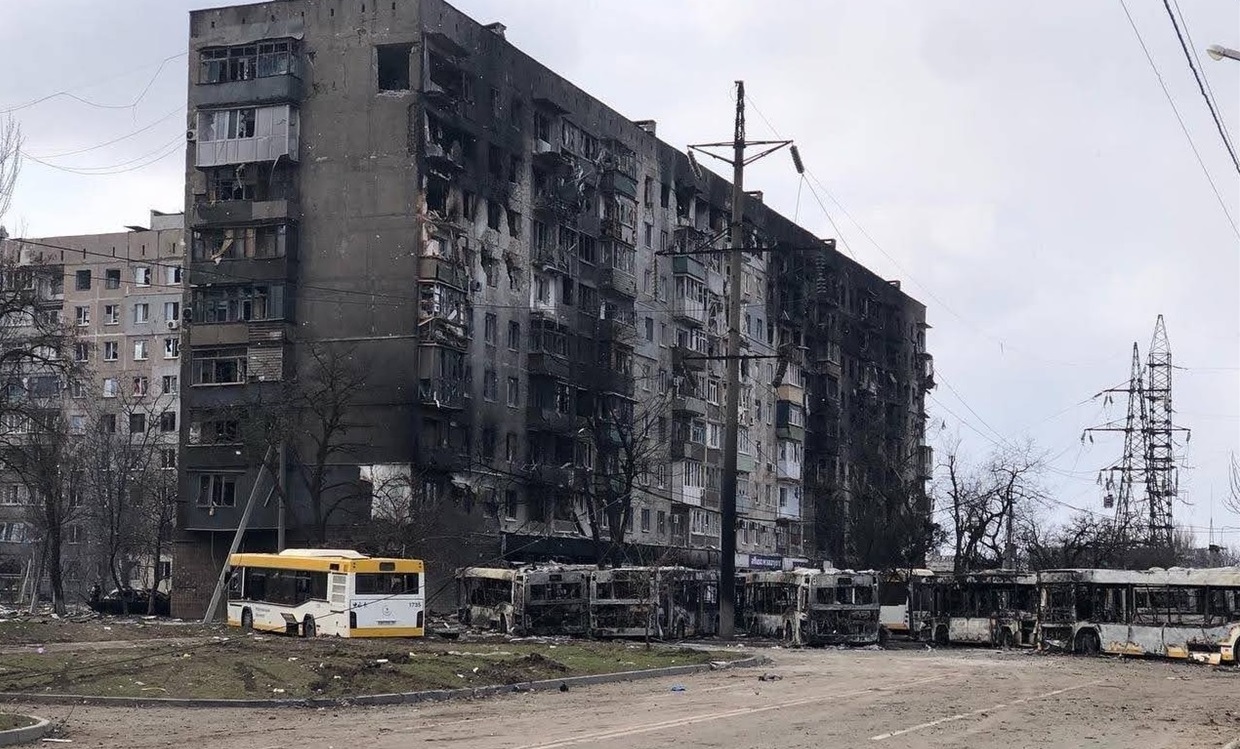 Маріуполь: дорогу окупантам перекрили технікою. Це робив Сергій Братищенко