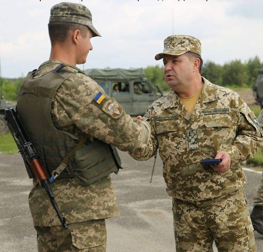 Ексміністр оборони С. Полторак нагороджує відзнакою В. Воронкова