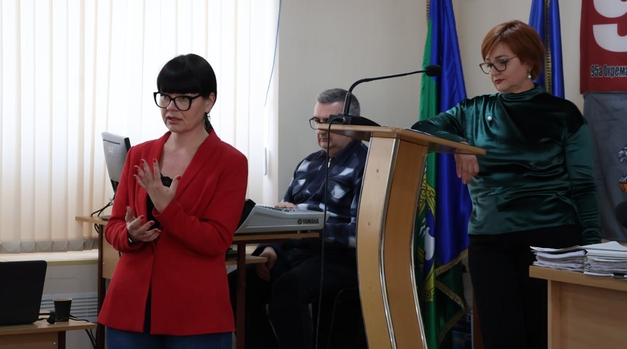 Марія Дроздова та Алла Дизик пояснюють необхідність введення ще однієї штатної одиниці.