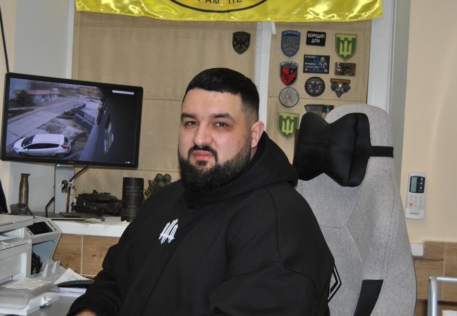 Андрій Черкас у своєму кабінеті