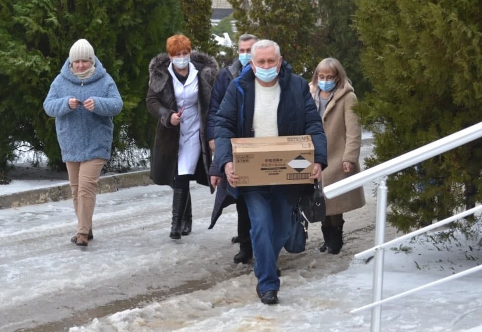Гості з Миколаєва приїхали на відкриття відділення не з пустими руками - у коробці якісний дезрозчин