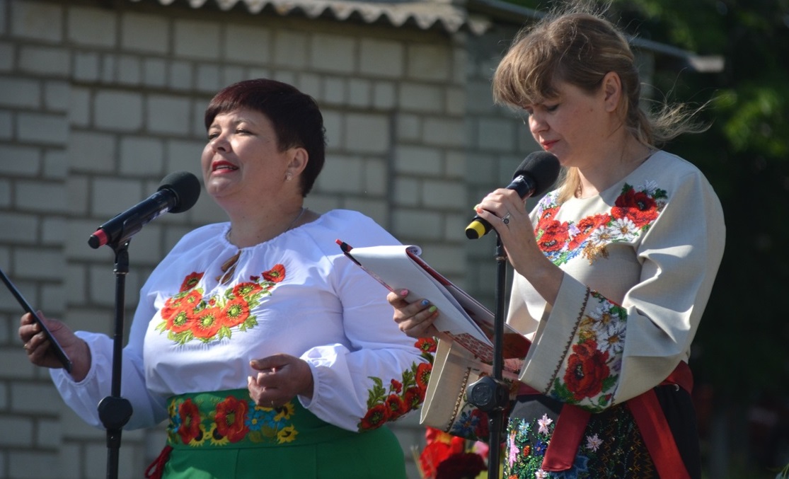 Ведучі концерту - Оксана Семенова та Леся Златова
