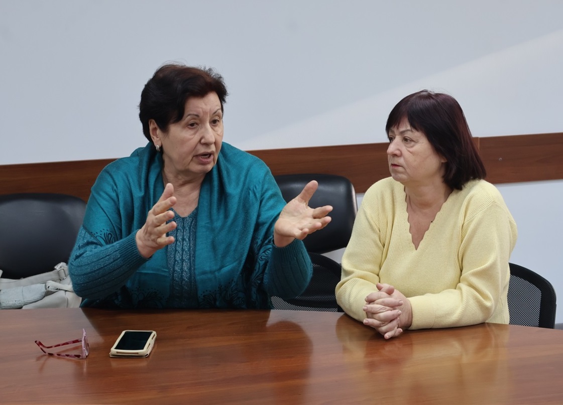 Людмила Онощенко зліва