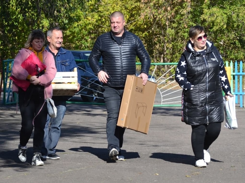 З подарунками до іванівських школярів