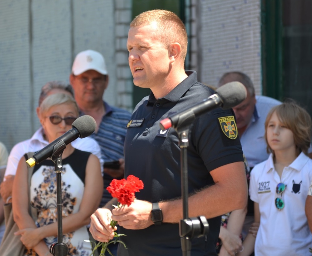 Начальник першого пожежного рятувального загону, підполковник служби цивільного захисту Сергій Шарата: «Без минулого нема майбутнього. Володимир Станіславович – це батько пожежної охорони Южноукераїнська і енергокомплекса. Кожен рятувальник повинен знати про цю людина з великої букви».