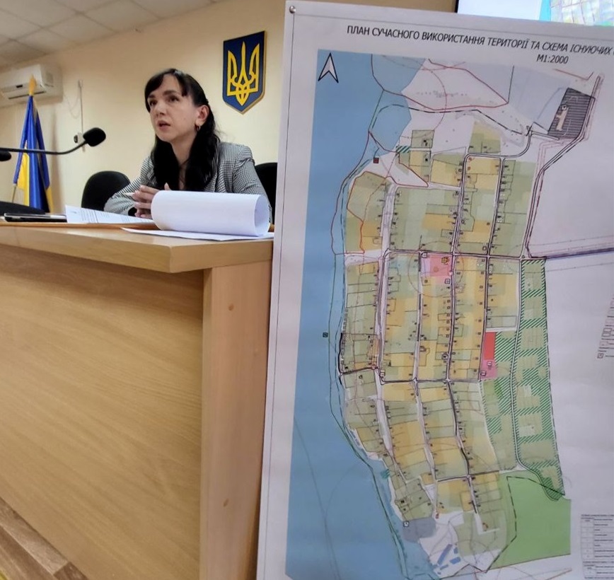 Христина Ічанська, заступниця начальника відділу містобудування та архітектури знайомить громадскість з процедурою обговорення