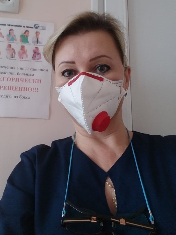 Світлана Юріївна останнім часом надає перевагу медичніому одягу в кольорових фарбах.