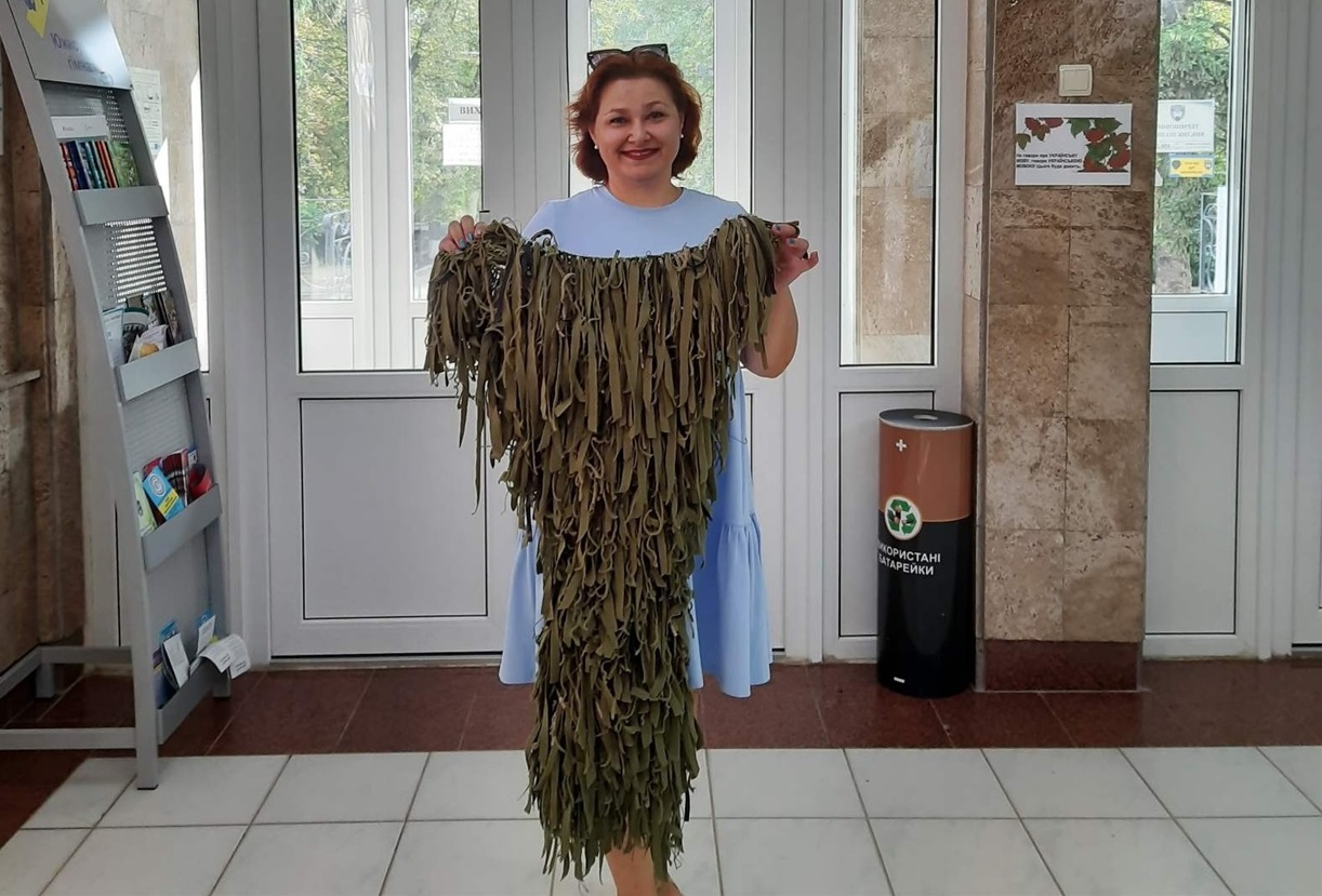 Олена Пелюх з готовою деталлю для маскувального костюму та гарним настроєм