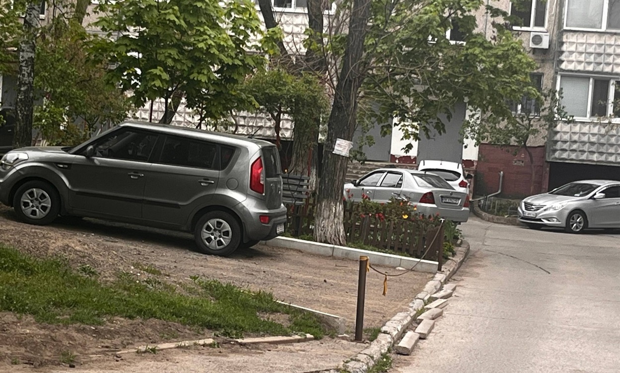 Двори в облозі машин: чому у Південноукраїнську не можуть подолати паркувальний хаос