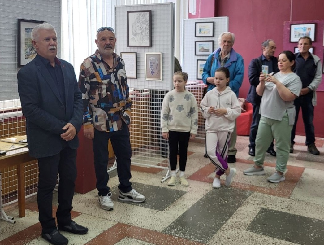 Художник залюбки спілкувався з глядачами