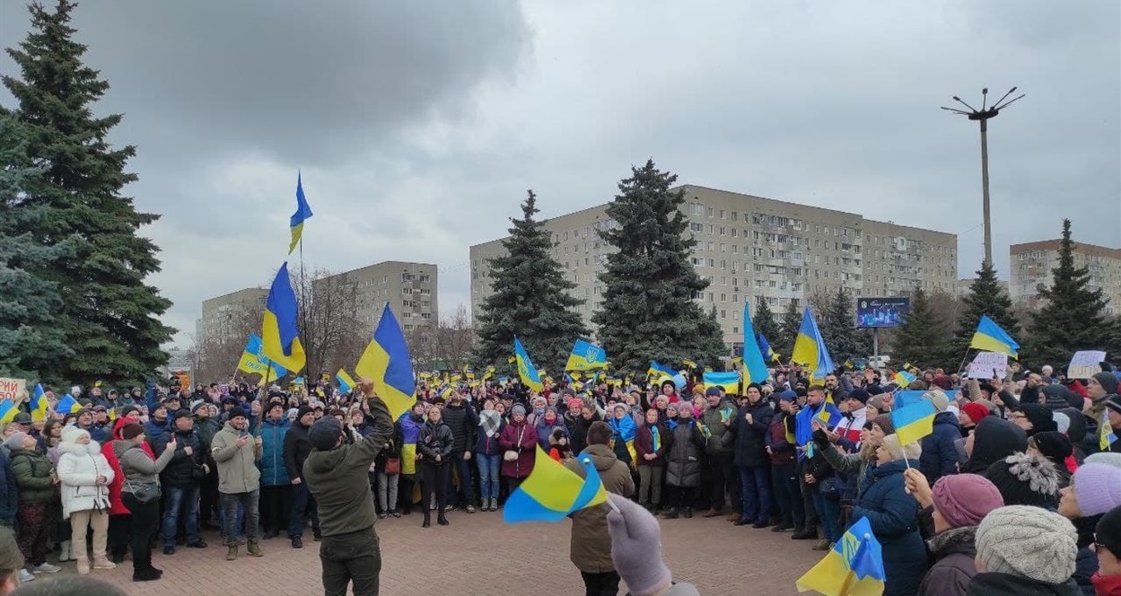 Сотні українських прапорців та прапорів майоріли над площею