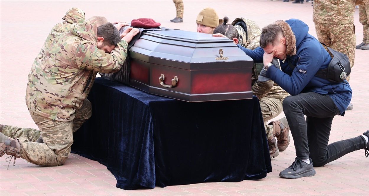 Побратми приїхали провести Дениса в останню дорогу.