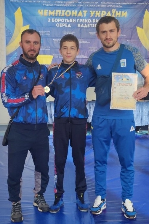  Чемпіон України з греко-римської боротьби U-16 Середін Денис разом зі своїми тренерами-викладачами Денисом Чебановим та Бутхузом Карая