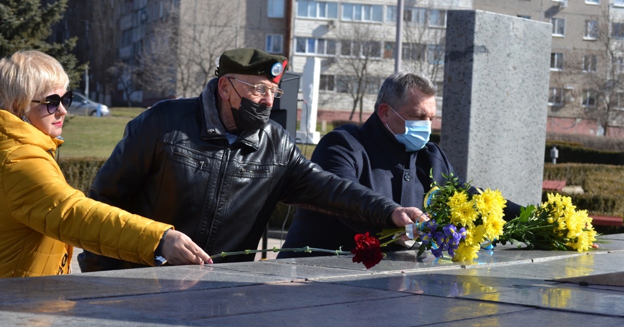 Традиційне покладання квітів очолили Валерій Онуфрієнко та В'ячеслав Громенко