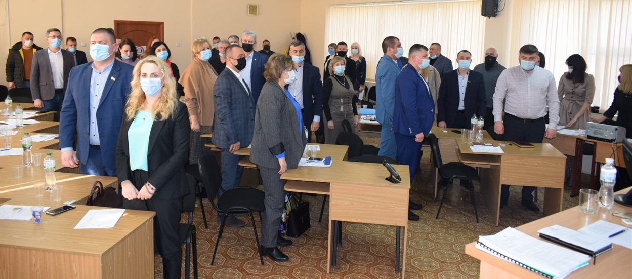 У сесійній залі звучить гімн України