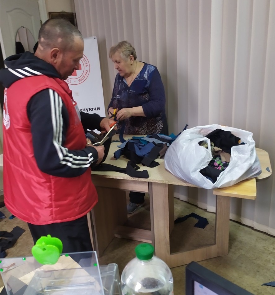 За роботою у Червоному Хресті