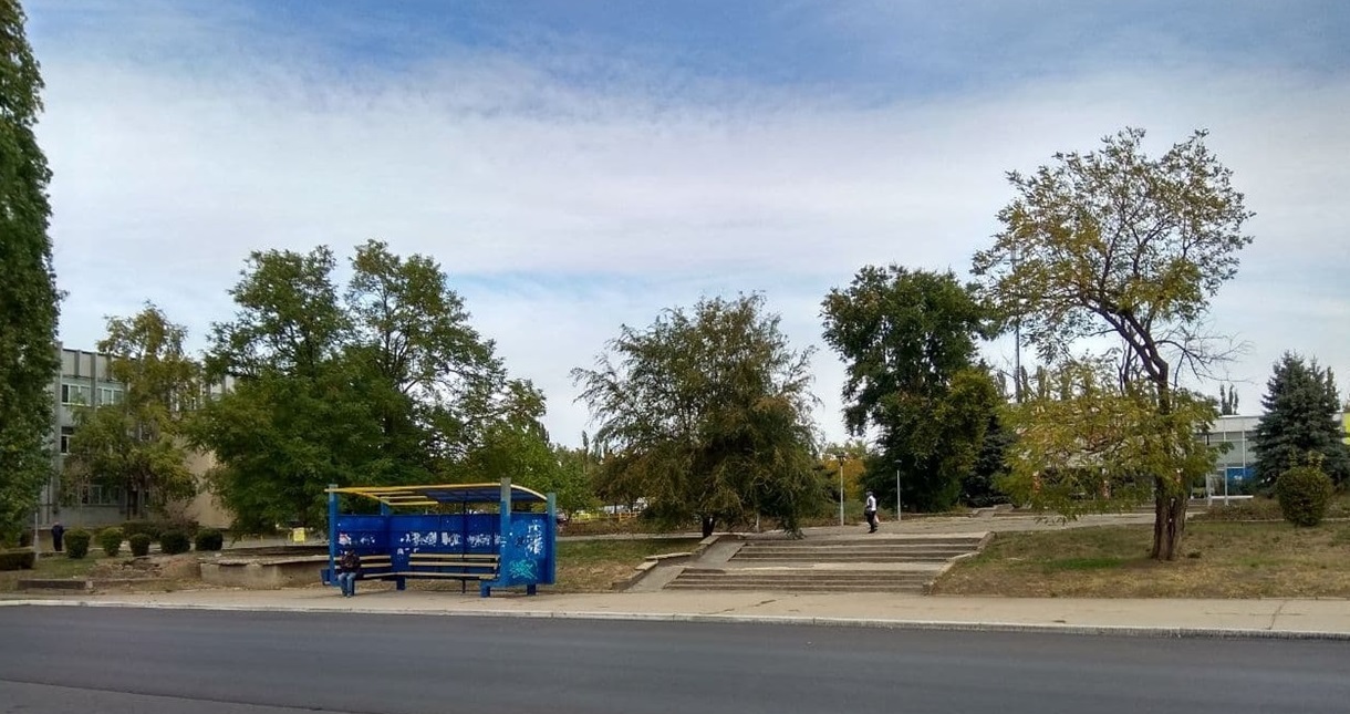 Тут також покладуть тротуарну плитку. На це вже виділені гроші з бюджету та проведений тендер на виконання робіт.