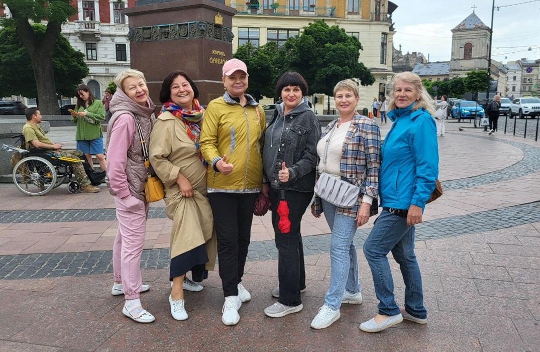 На Соборній площі біля короля Данила, але від нього на світлини потрапив лише п'єдестал