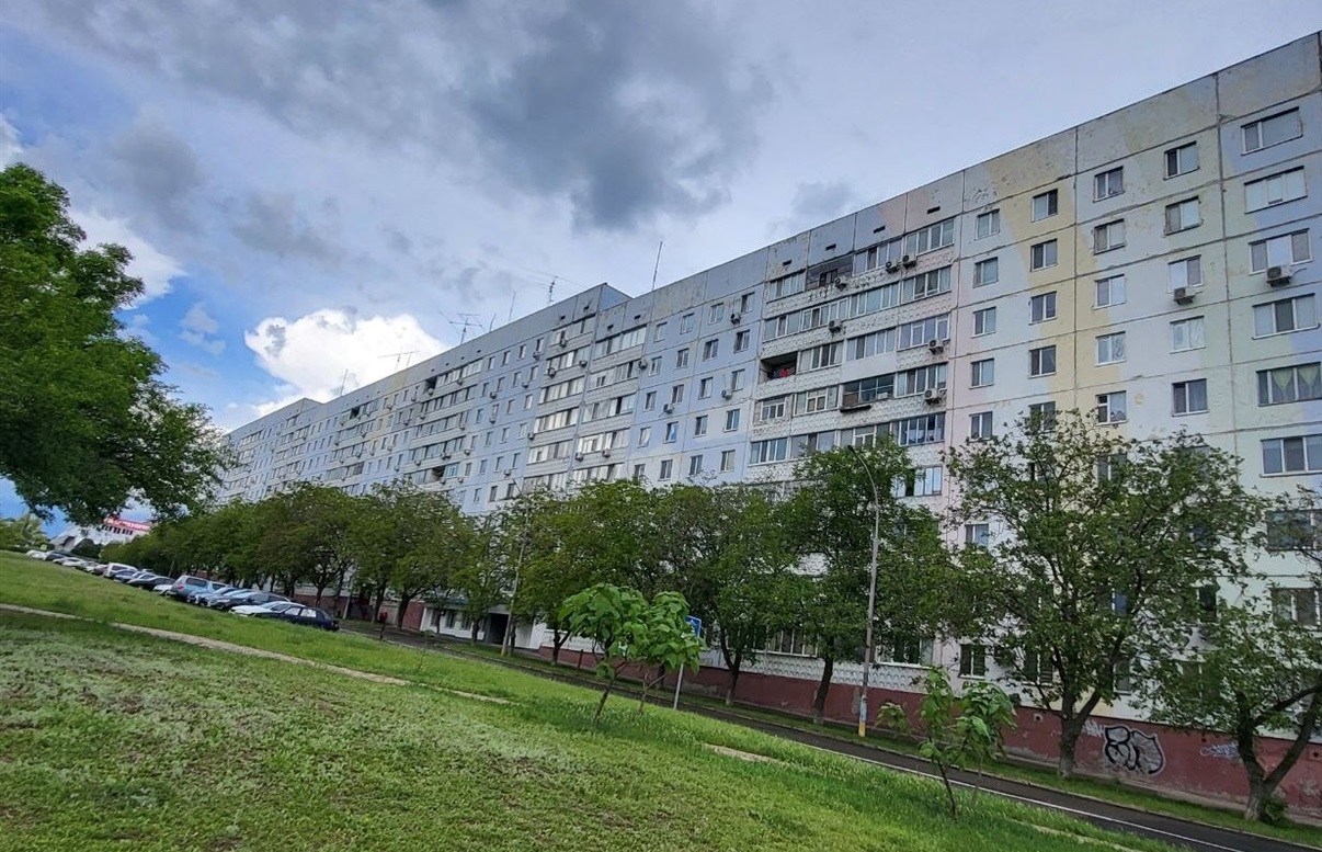 Дев'ятіповерхівка на 252 квартири (проспект Соборності, 7). Сучасний вигляд. Це перший будинок, який збирався із залізобетонних блоків місцевого заводу КПД.