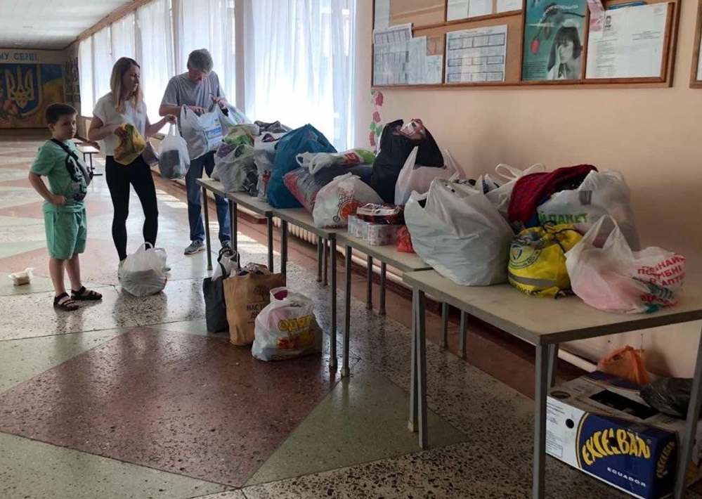 Небайдужі южноукраїнці принесли речі