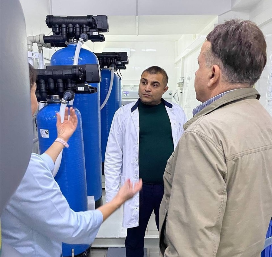 18.10.2022: директор міської багатопрофільної лікарні Сергій Лупов під час планової перевірки відділення нефрології та діалізу. 