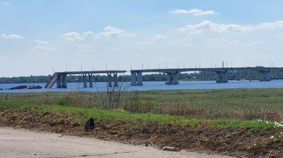 Зруйнований рашистами автомобільний міст через Дніпро