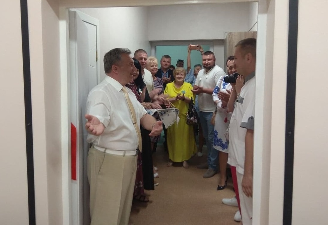Міський голова запрошує всіх присутніх до кабінету томографії.