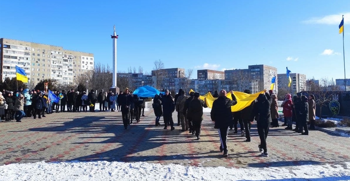 Символічне єднання Прапора України, його синьої та жовтої смуг