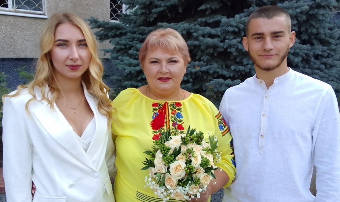 Донька Богдана з нареченим 