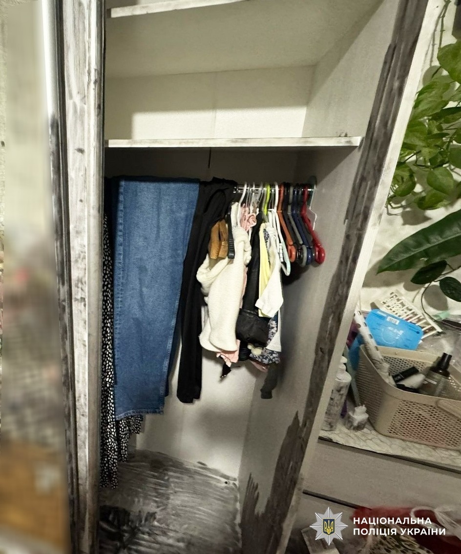 Місце у кімнаті, де знаходився викрадений сейф із золотом та готівкою.