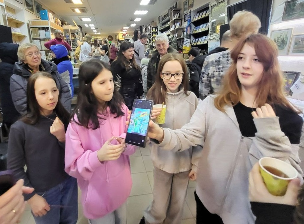 Учениці Наталії Токар зі школи мистецтв показують свої роботи