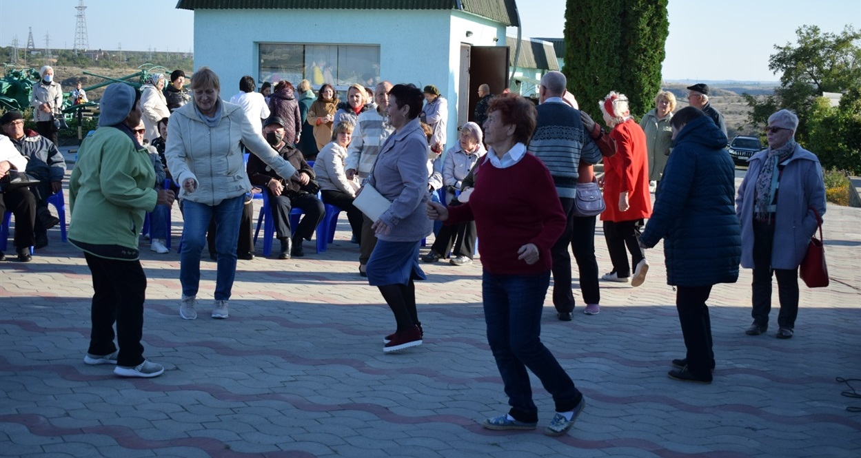 Танцюють майже всі!