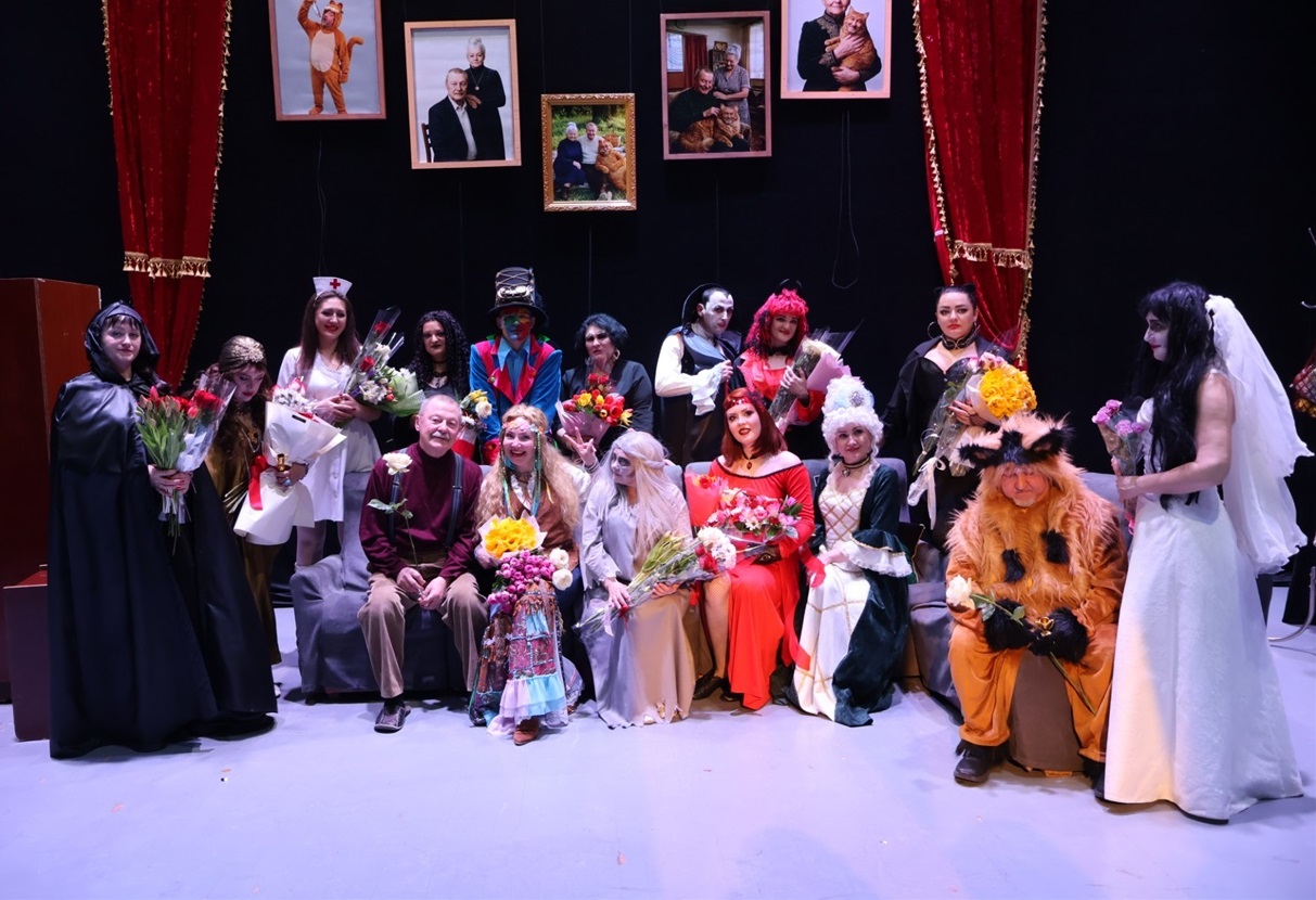 Спільна світлина артистів після вистави