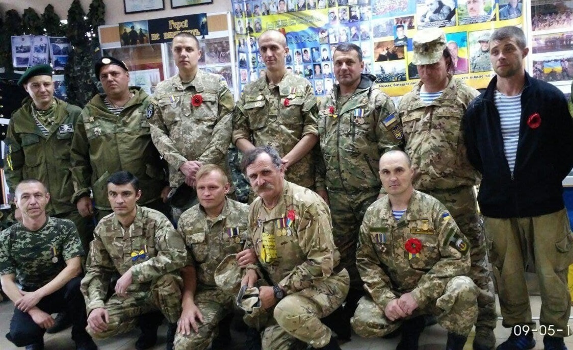 Ігор з побратимами в міському музеї (другий з лівого боку в нижньому ряду)