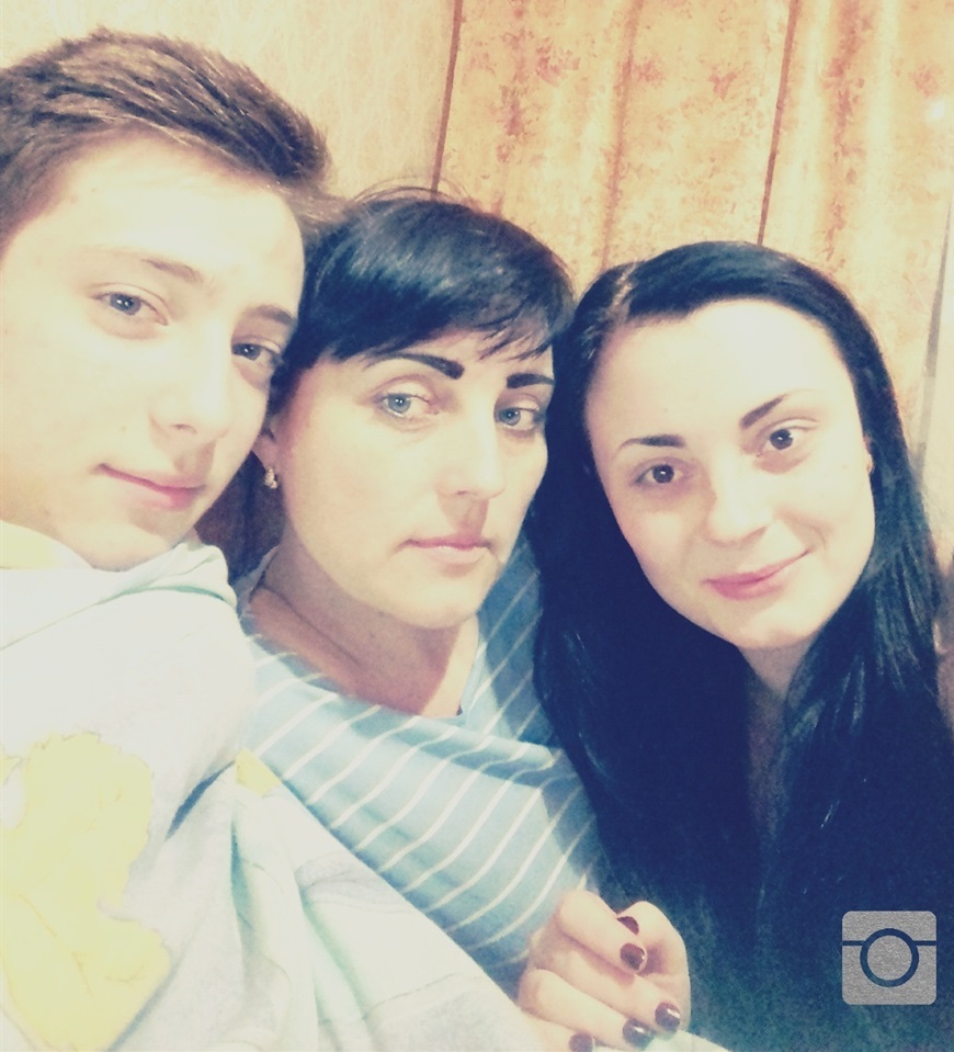Сашко з мамою та сестрою