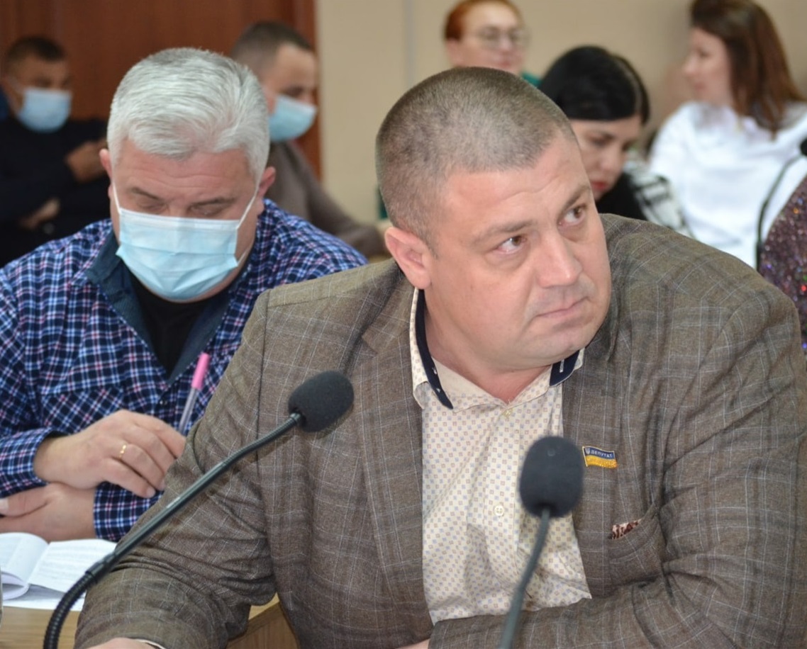 Денис Кравченко за роботою у сесійній залі
