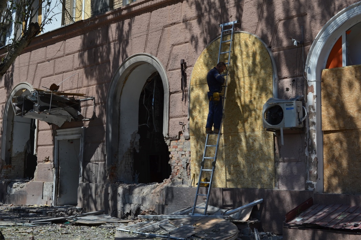 У цей магазин прилетіло вчора. Сьогодні робітники намагаються усунути наслідки