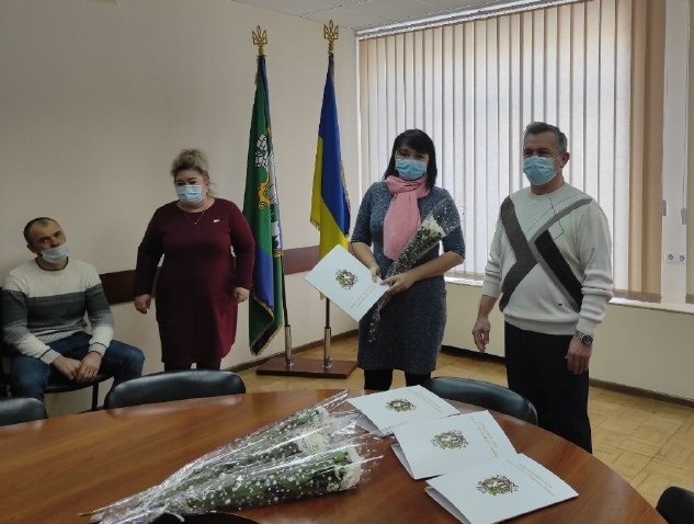 Олексій Ковальчук не зміг бути присутнім за заході.  Замість нього квартиру отримувала мама захисника.