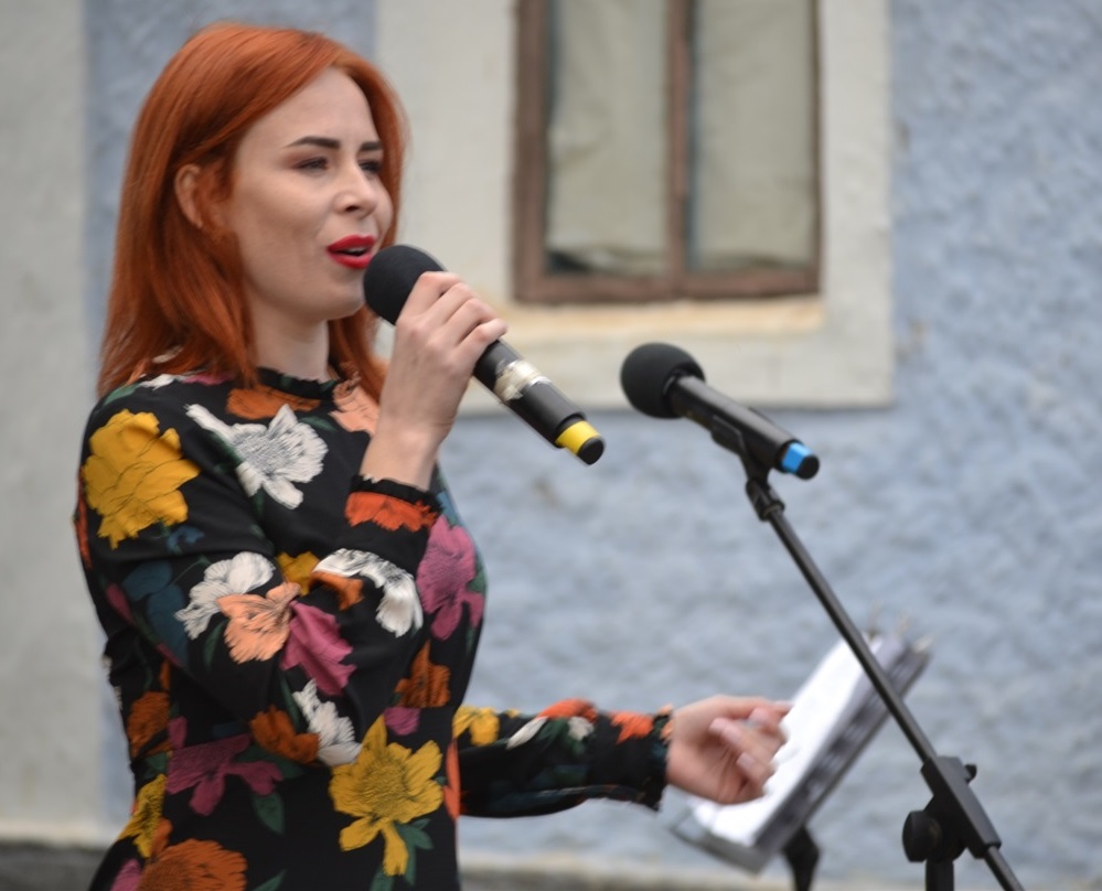 Музичне вітання від вокалістки міського центру культури та дозвілля Тетяни Бондар сімейним парам, які живуть у шлюбі 50 і більше років