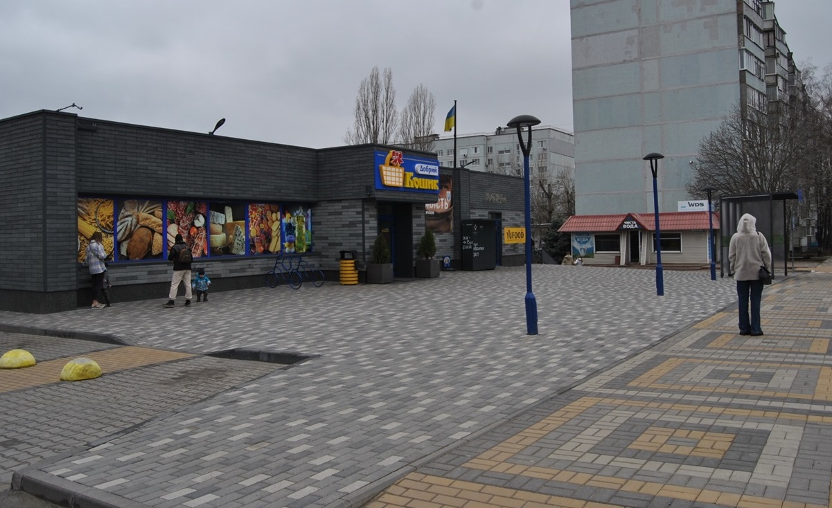 Ошатний вигляд біля магазинів "Кошик" покращує загальне враження про Южноукраїнськ