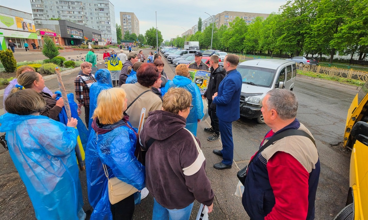 Пастор Валентин вітає учасниць акції з Днем матері