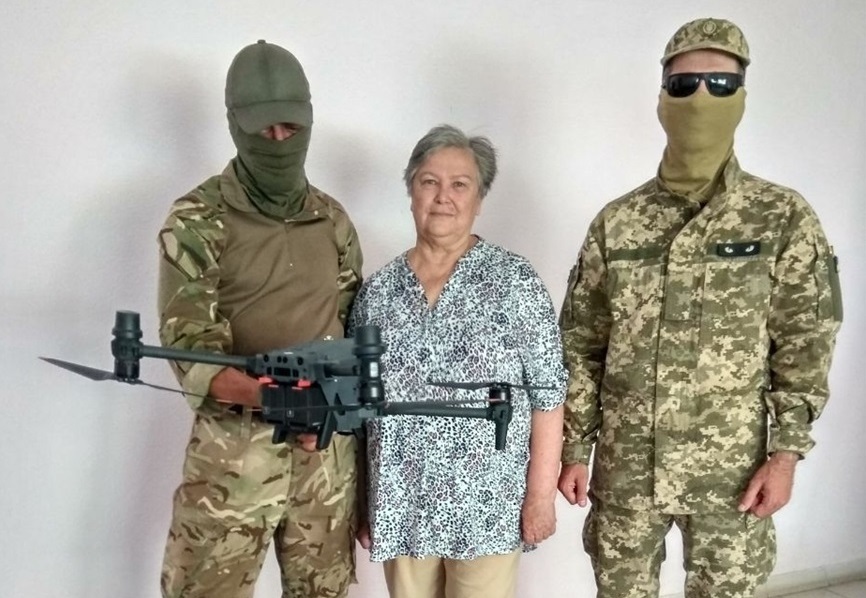 Людмила Самчинська передає військовим літальний апарат.