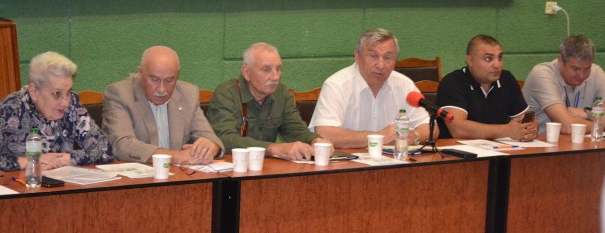 У президії гості ветеранської конференції