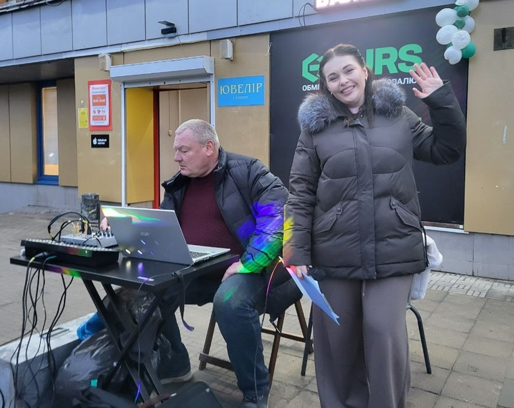 Віктор Семенов та Анна Волошина на вуличній вечірці