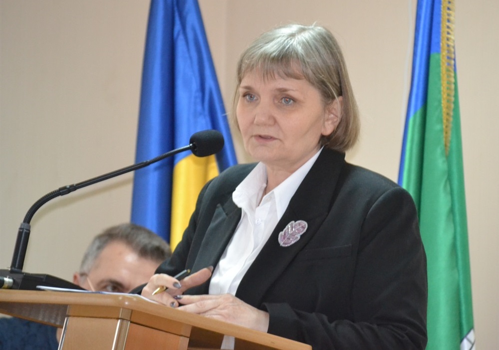 Начальниця фінуправління Тетяна Гончарова доповідає перед радою.