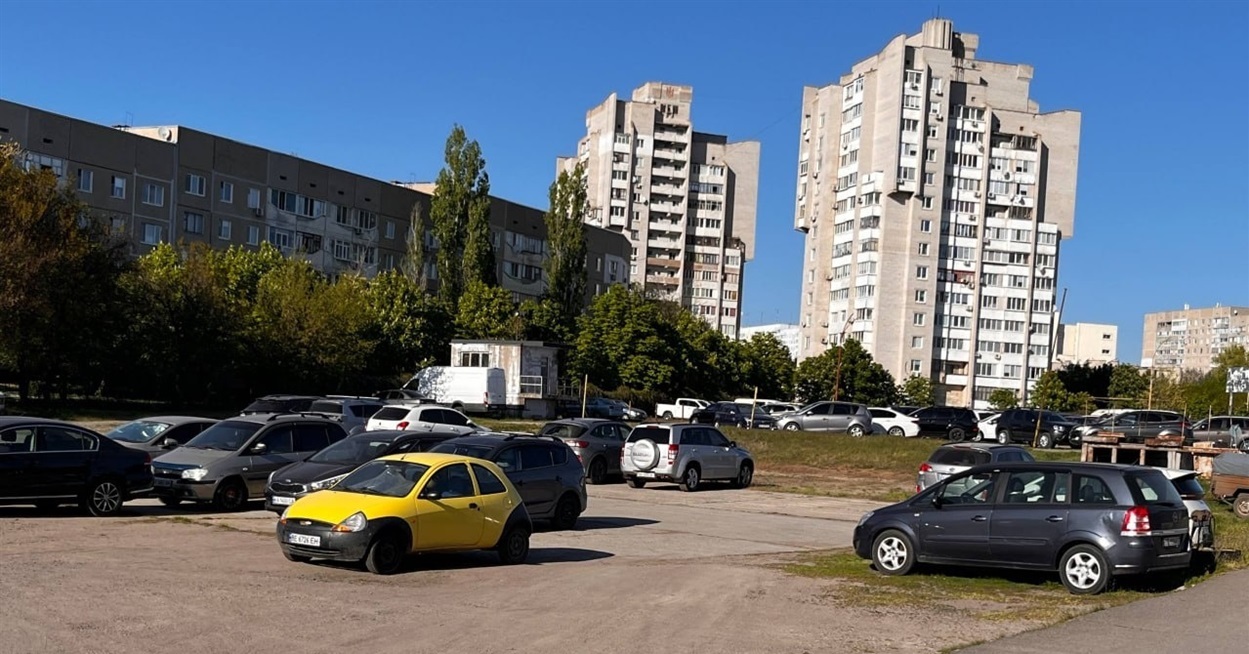 Двори в облозі машин: чому у Південноукраїнську не можуть подолати паркувальний хаос