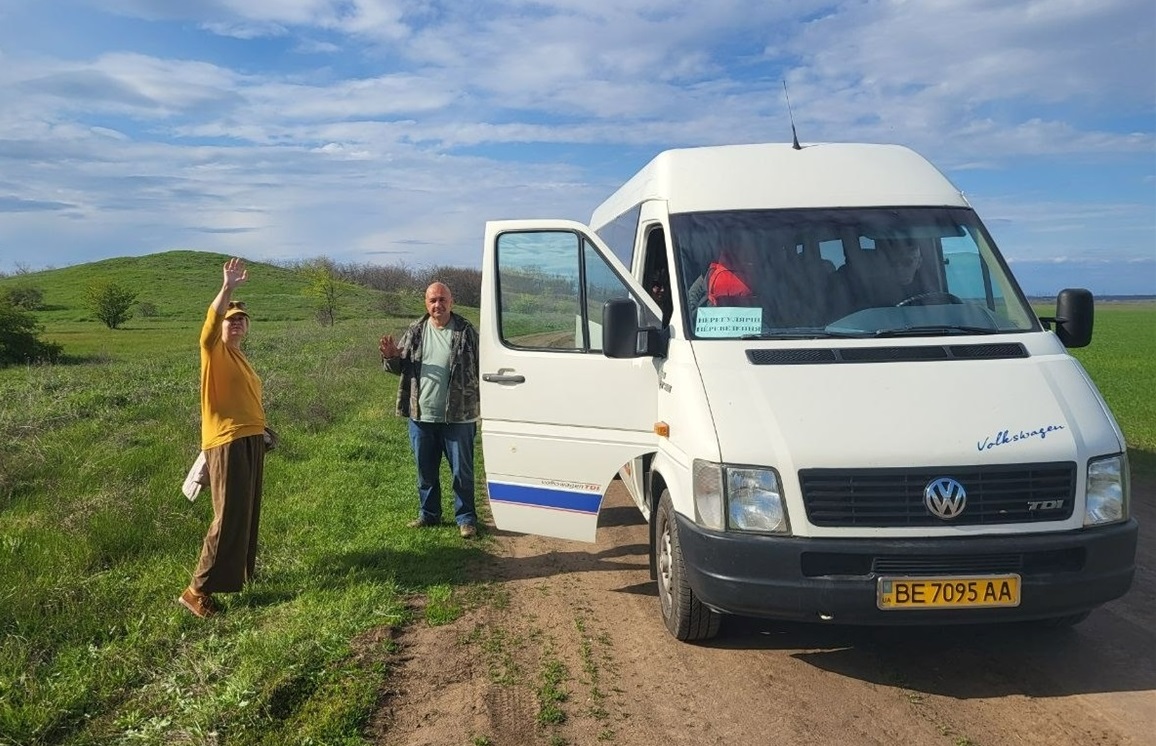 На фоні кургану з групи "Малий Кременчук"