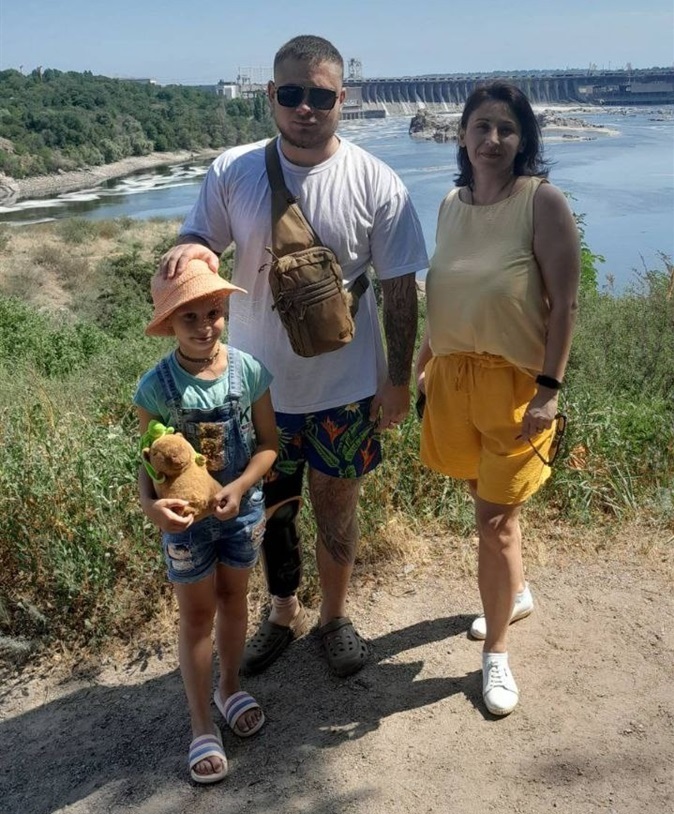 Мама та молодша сестричка провідували Іллю поки він був на реабілітації після поранення. 
