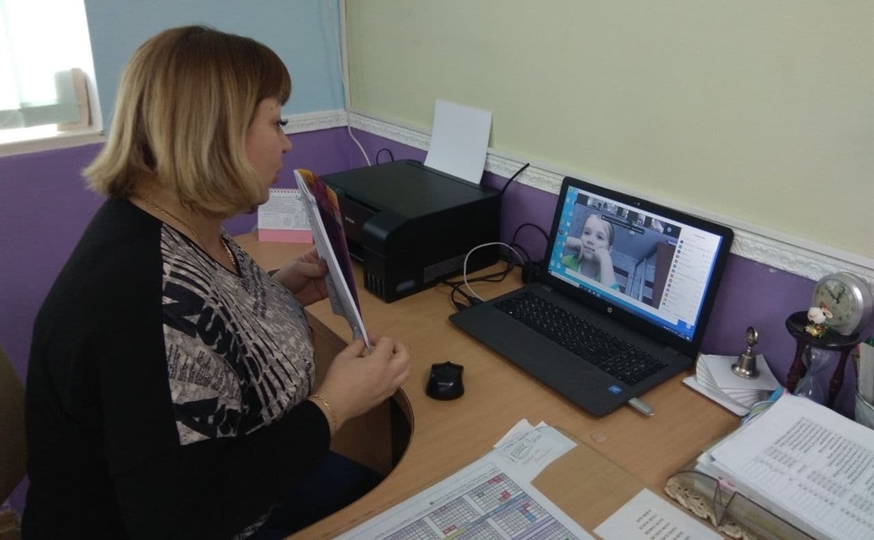 Вікторія Борисівна намагається зробити урок якомога цікавішим та інформативнішим