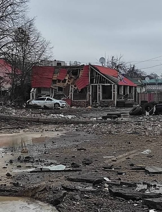 Мужчина показал фото разрушенных домов в Чернигове.